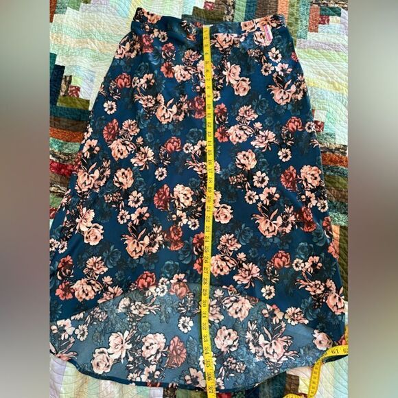 🌞 NWT Silk Material Floral Asymmetrical Skirt - Picture 4 of 7